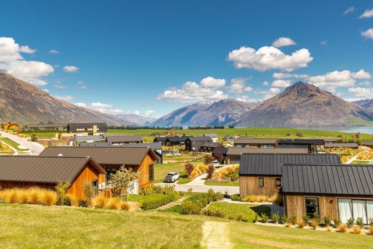 Photo of property in 33 Cappie Drive, Jacks Point, Queenstown, 9371