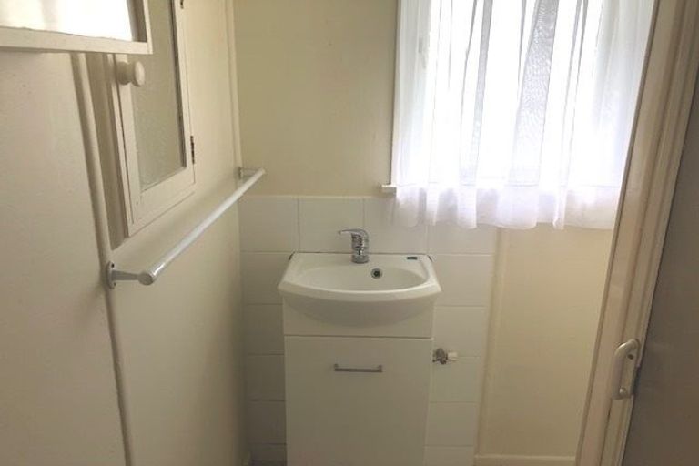 Photo of property in 18 Barrys Road, Glendene, Auckland, 0602