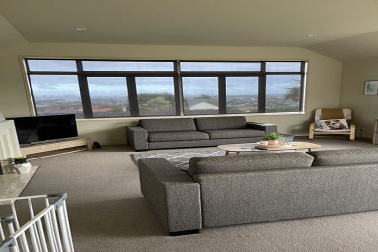 Photo of property in 1/170 East Coast Road, Forrest Hill, Auckland, 0620