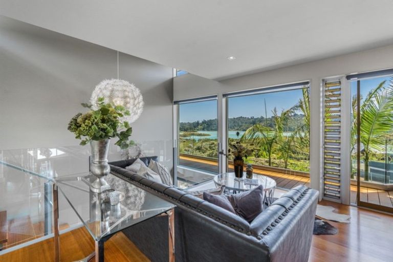 Photo of property in 21 Schopolo Place, Schnapper Rock, Auckland, 0632