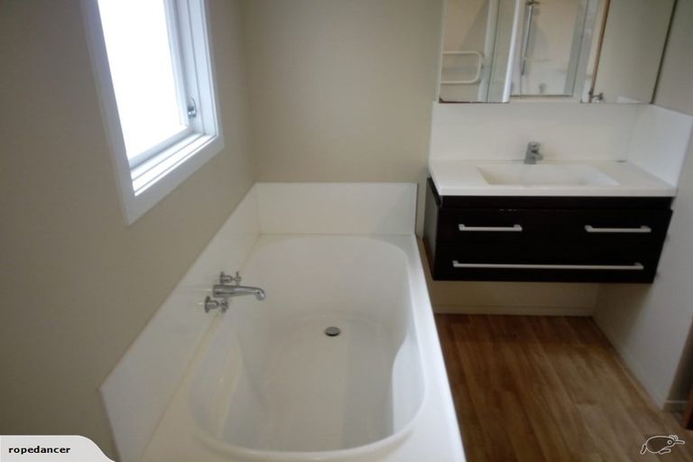 Photo of property in 20 Jane Grove, Paparangi, Wellington, 6037