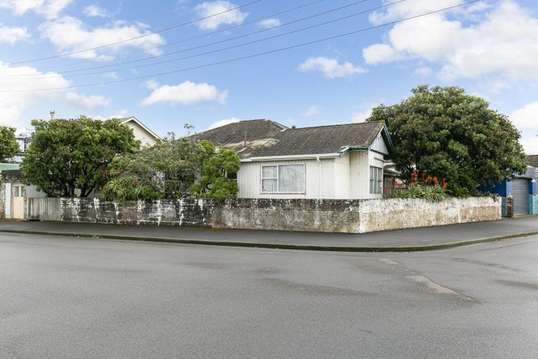 Photo of property in 80 Apu Crescent, Lyall Bay, Wellington, 6022