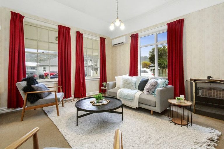 Photo of property in 14 Oxford Street, Tawa, Wellington, 5028