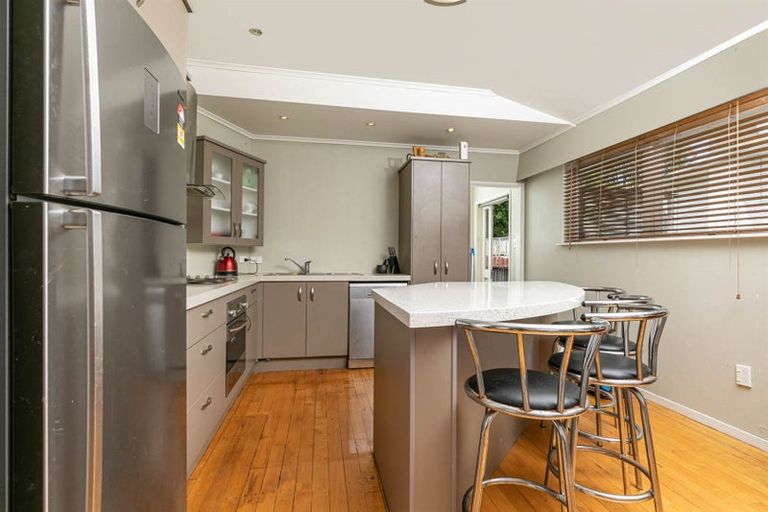 Photo of property in 17 Divich Avenue, Te Atatu South, Auckland, 0610