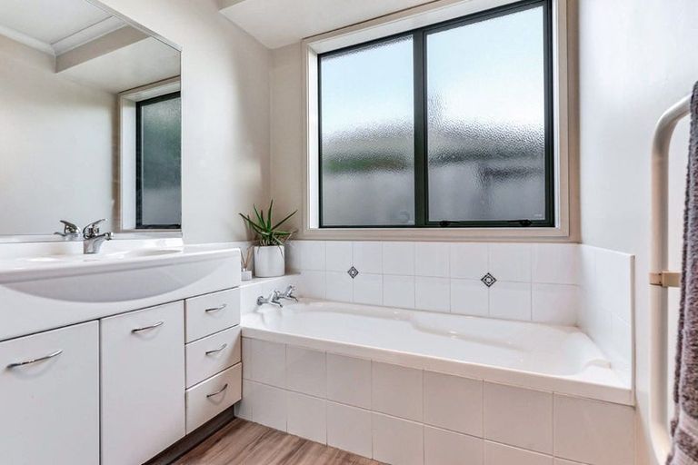 Photo of property in 19 Nobleman Place, Hamilton East, Hamilton, 3216