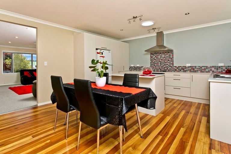 Photo of property in 115 Sunnynook Road, Forrest Hill, Auckland, 0620