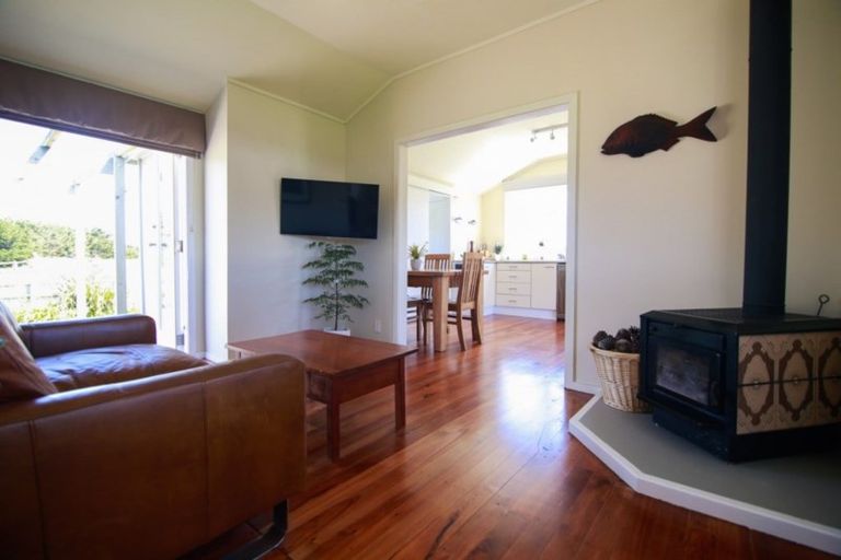 Photo of property in 5 Te Awe Awe Grove, Himatangi Beach, Foxton, 4891