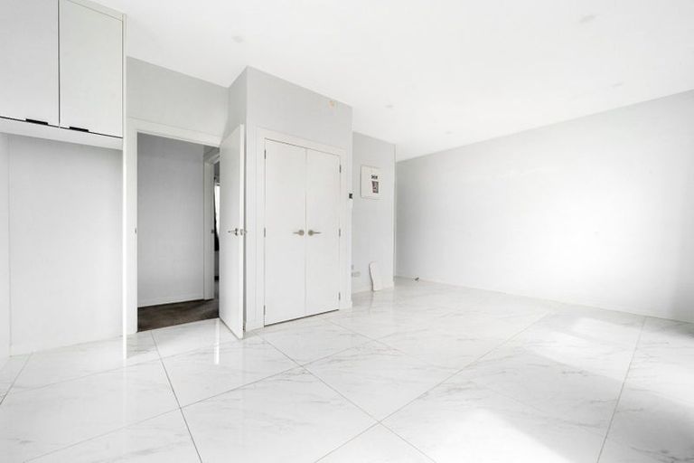 Photo of property in 4a Glenvil Lane, Te Atatu Peninsula, Auckland, 0610