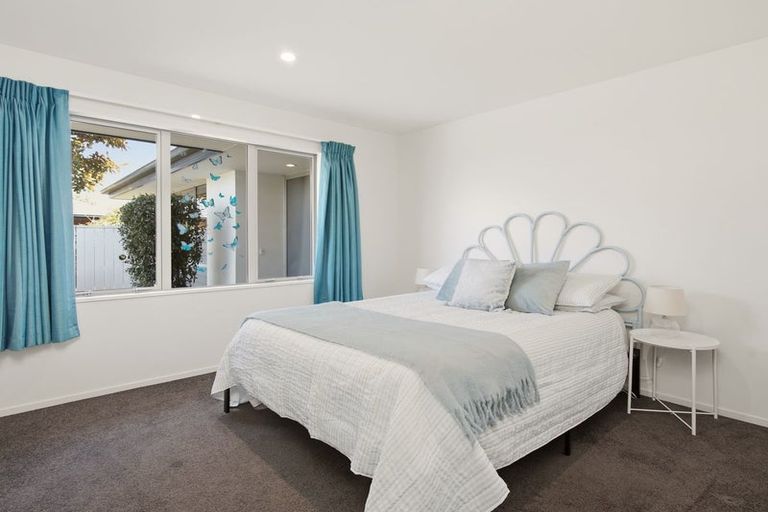 Photo of property in 10 Linkwater Way, Parklands, Christchurch, 8083