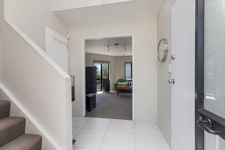 Photo of property in 2/10 Altair Place, Windsor Park, Auckland, 0632