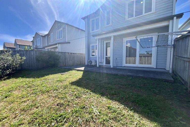 Photo of property in 21 Stitchbird Crescent, Papakura, 2110