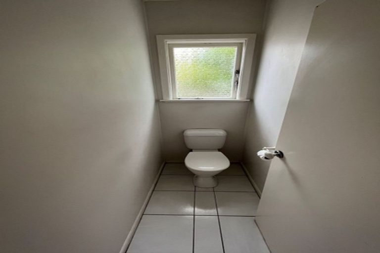 Photo of property in 2/160 East Coast Road, Forrest Hill, Auckland, 0620