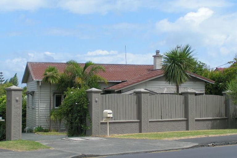 Photo of property in 1/305 Lake Road, Hauraki, Auckland, 0622