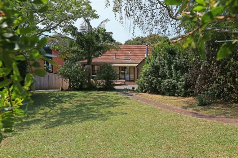 Photo of property in 91 Grassmere Road, Henderson Valley, Auckland, 0612