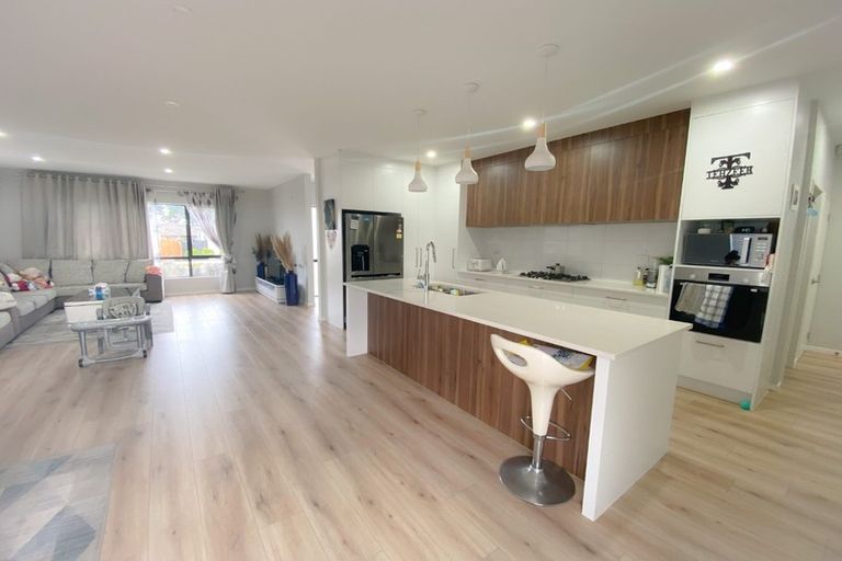 Photo of property in 15 Ropere Street, Kumeu, 0810