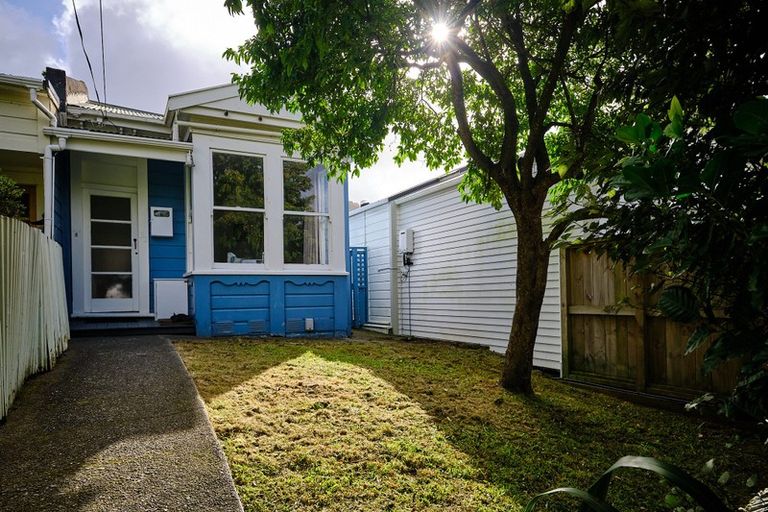 Photo of property in 32 Mckinley Crescent, Brooklyn, Wellington, 6021