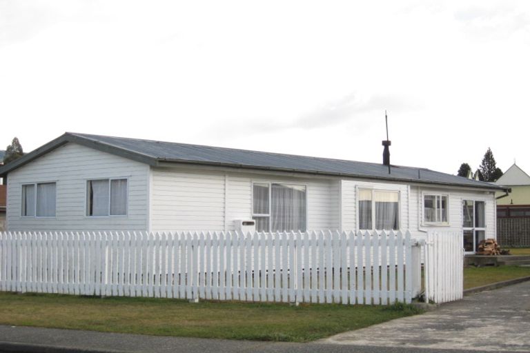 Photo of property in 9 Duncan Street, Te Anau, 9600