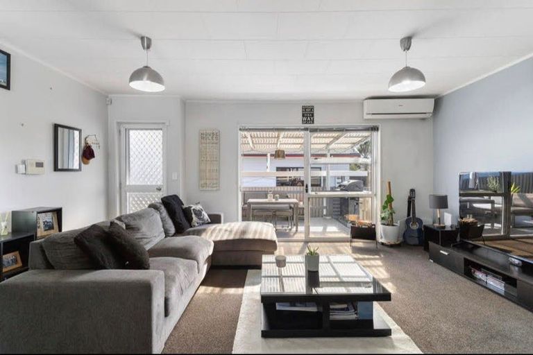 Photo of property in 2/25 Buller Crescent, Manurewa, Auckland, 2102