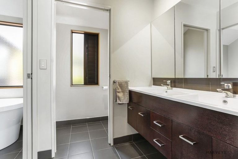 Photo of property in 19 Cochran Road, Oratia, Auckland, 0604