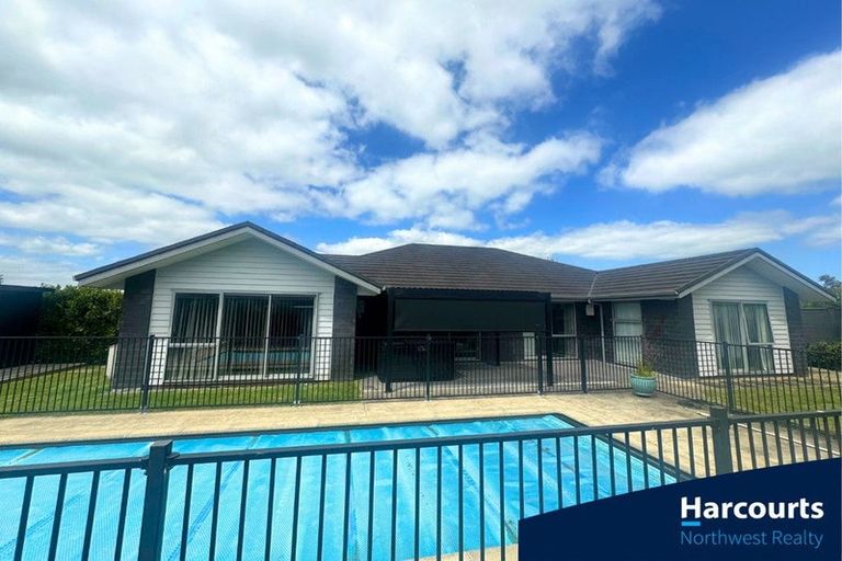 Photo of property in 6 Walnut Road, Riverhead, 0820