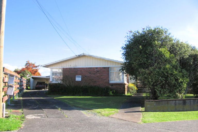 Photo of property in 82 Flanshaw Road, Te Atatu South, Auckland, 0610