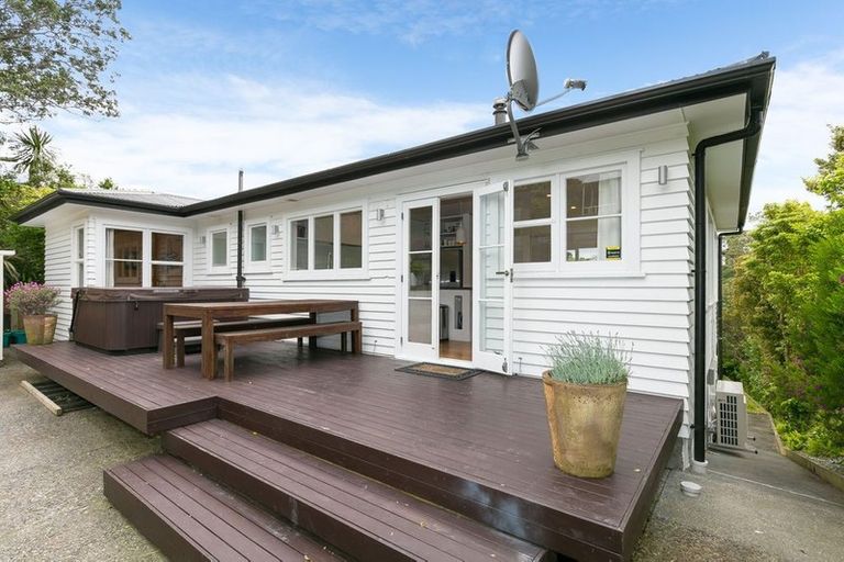 Photo of property in 1 Wakely Road, Newlands, Wellington, 6037