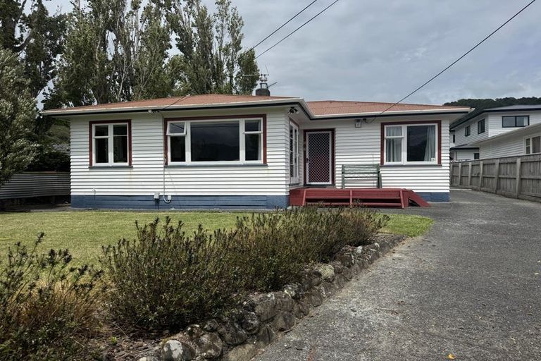 Photo of property in 43 Totara Street, Wainuiomata, Lower Hutt, 5014