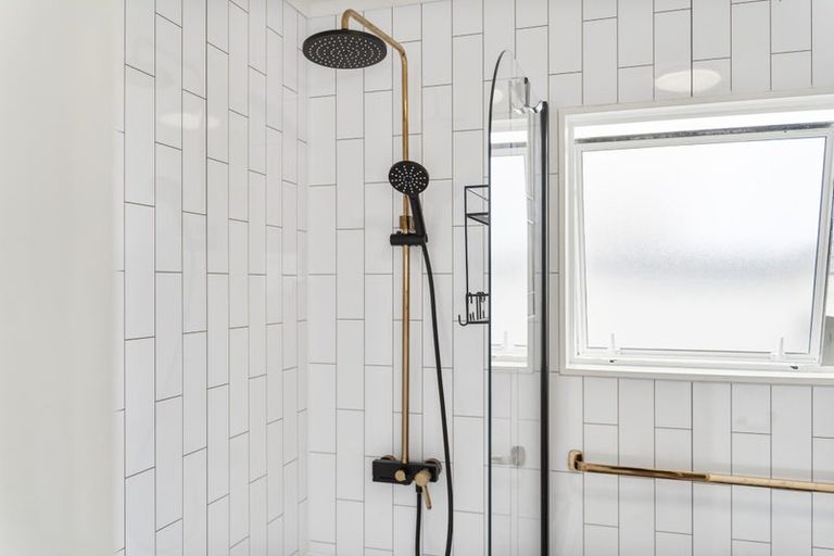 Photo of property in 2/2 Hatherley Place, Clendon Park, Auckland, 2103