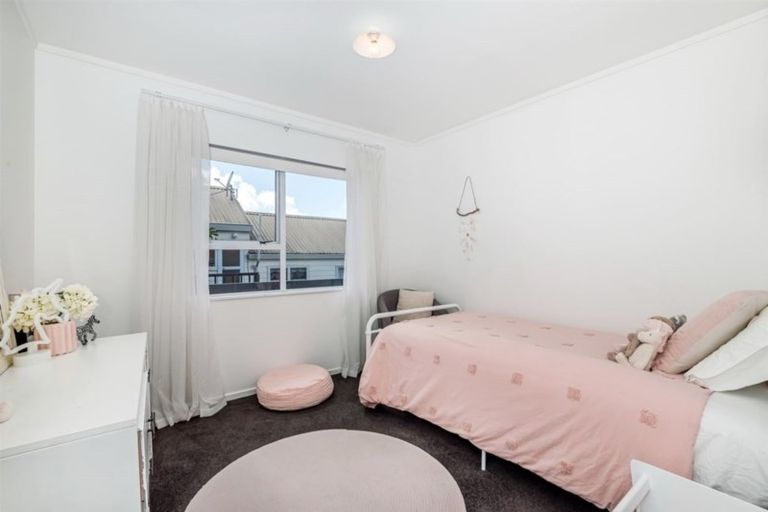 Photo of property in 127 Sunset Road, Totara Vale, Auckland, 0632