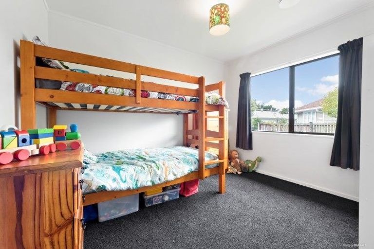 Photo of property in 1/9 Vardon Road, Green Bay, Auckland, 0604