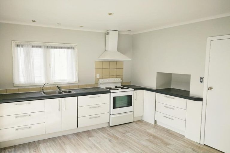 Photo of property in 216 Te Atatu Road, Te Atatu South, Auckland, 0610