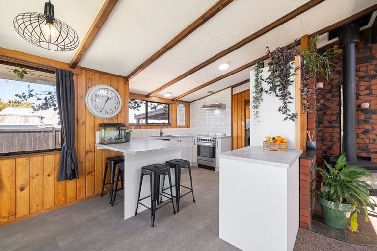 Photo of property in 6 Colonial Place, Kelvin Grove, Palmerston North, 4414
