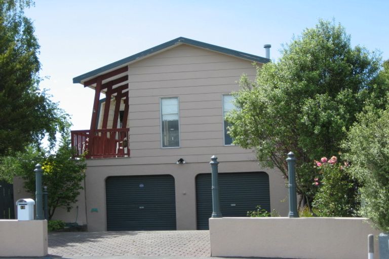 Photo of property in 12 Banks Place, Rangiora, 7400