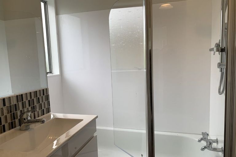 Photo of property in 2/200 Dowse Drive, Maungaraki, Lower Hutt, 5010