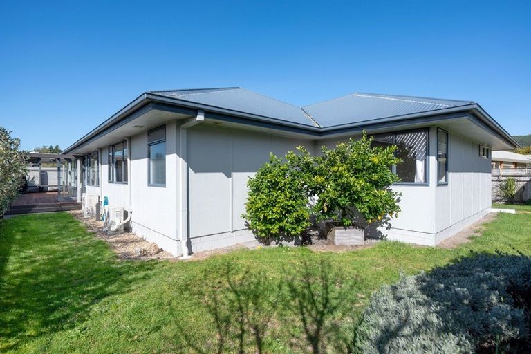Photo of property in 14 Lakemere Way, Kinloch, Taupo, 3377