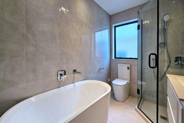 Photo of property in 7b Lewisham Street, Highland Park, Auckland, 2010