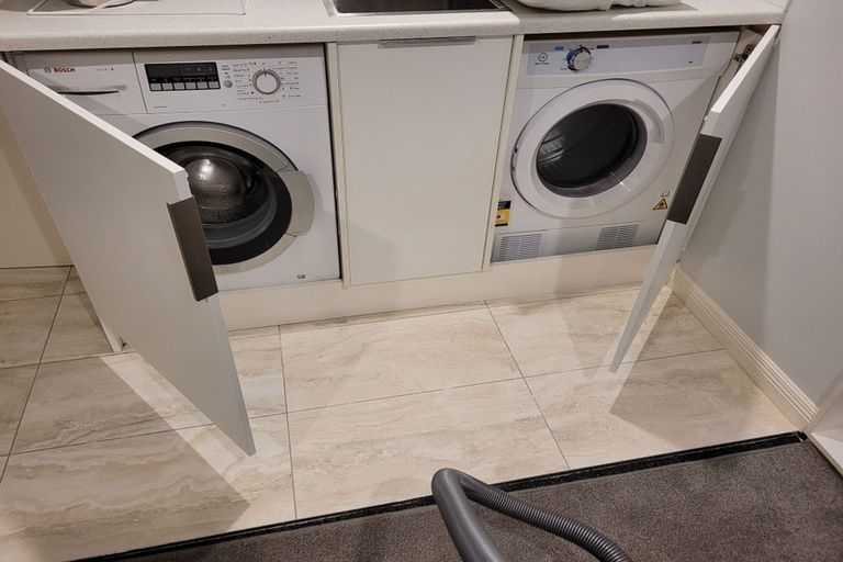 Photo of property in 11a Viridian Lane, Greenhithe, Auckland, 0632