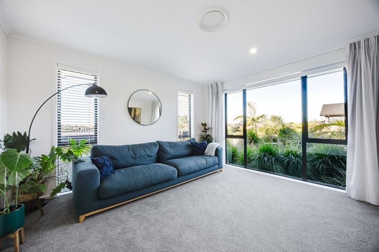 Photo of property in 5 Laguna Place, Matakatia, Whangaparaoa, 0930