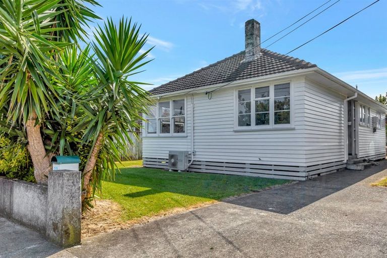 Photo of property in 23 Miro Street, Merrilands, New Plymouth, 4312