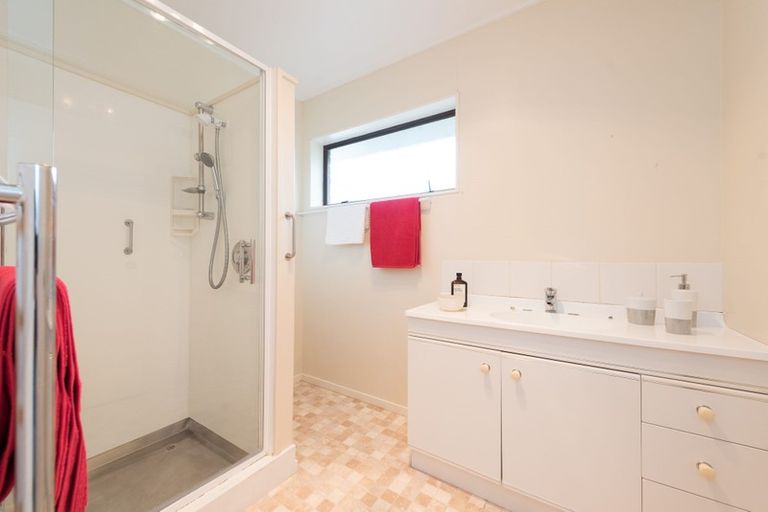 Photo of property in 27 Parkvale Road, Karori, Wellington, 6012