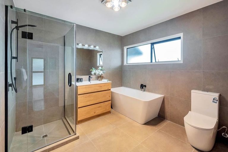 Photo of property in 2/22 Bronzewing Terrace, Unsworth Heights, Auckland, 0632