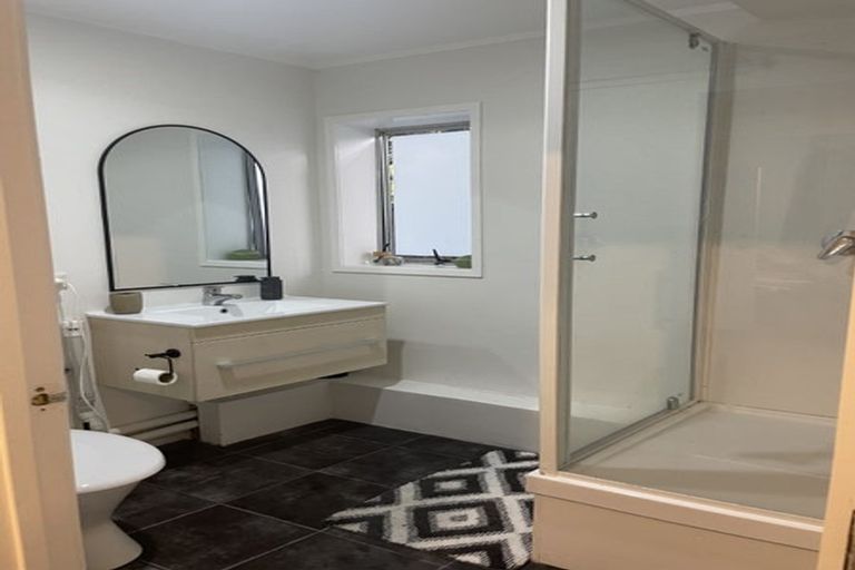 Photo of property in 35 Hollywood Avenue, Titirangi, Auckland, 0604