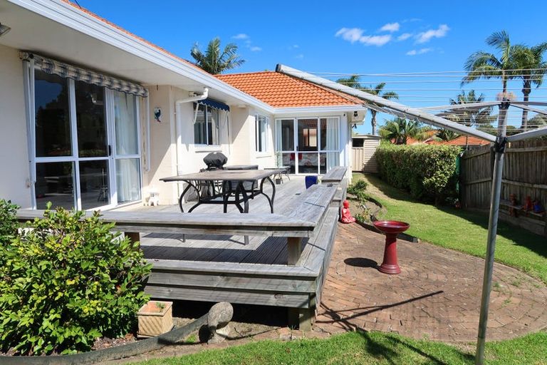 Photo of property in 36 Gillett Place, Botany Downs, Auckland, 2014