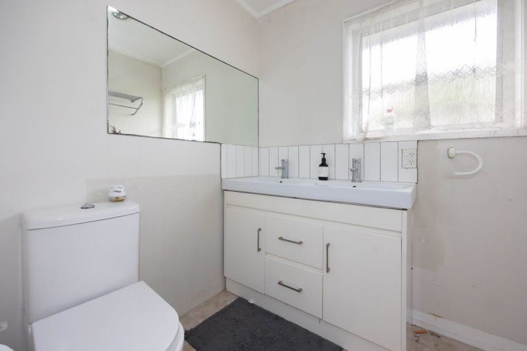 Photo of property in 2 Chelsea View Drive, Chatswood, Auckland, 0626