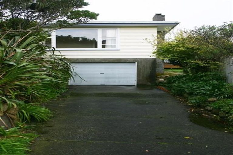 Photo of property in 2 Alder Place, Newlands, Wellington, 6037