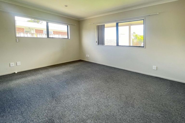 Photo of property in 24 Sutton Crescent, Papakura, 2110