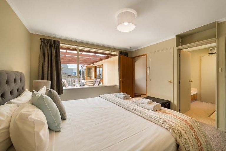 Photo of property in 141 Wynyard Crescent, Fernhill, Queenstown, 9300