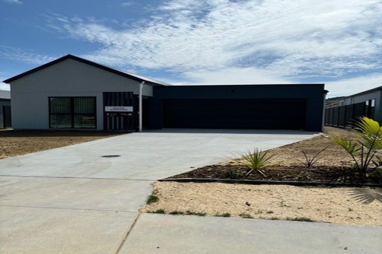 Photo of property in 29 Mataikokako Loop, Kawakawa Bay, Papakura, 2585