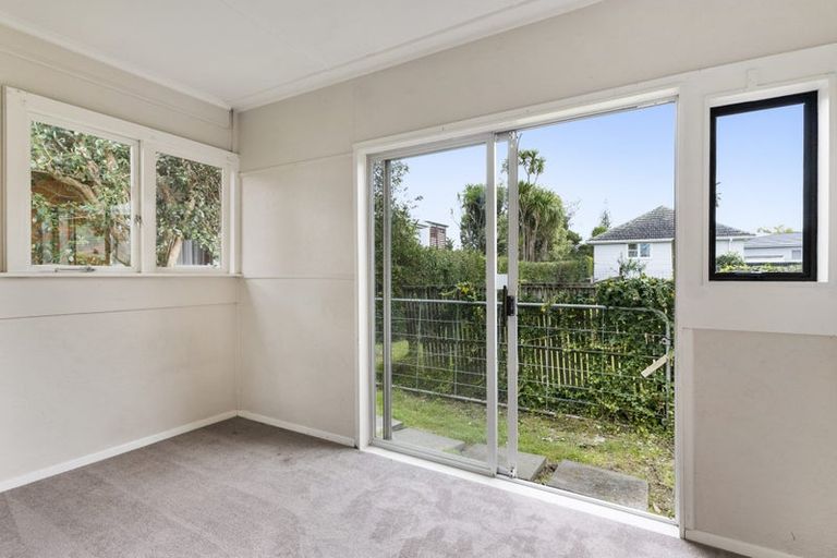 Photo of property in 58 Yeovil Road, Te Atatu Peninsula, Auckland, 0610