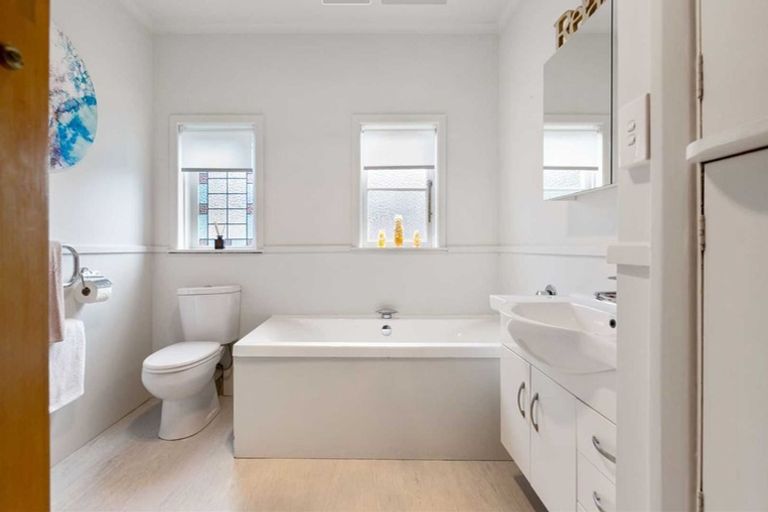 Photo of property in 12 Eastglen Road, Glen Eden, Auckland, 0602